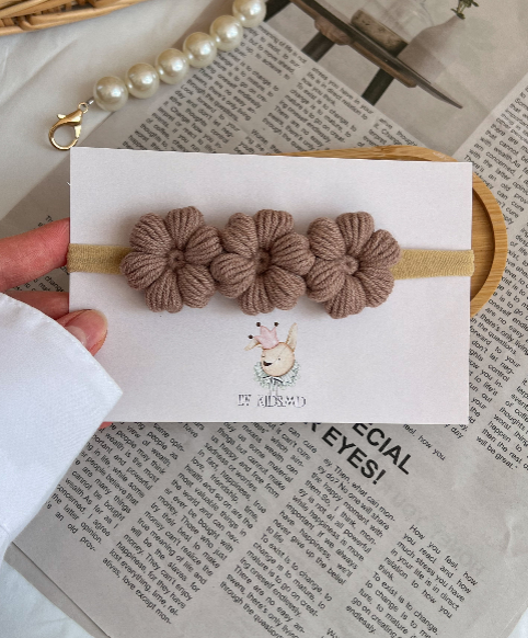Bentiță pe elastic – Floricele tricotate maro