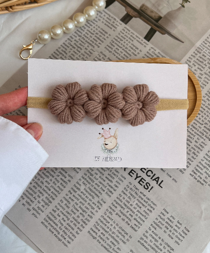 Bentiță pe elastic – Floricele tricotate maro