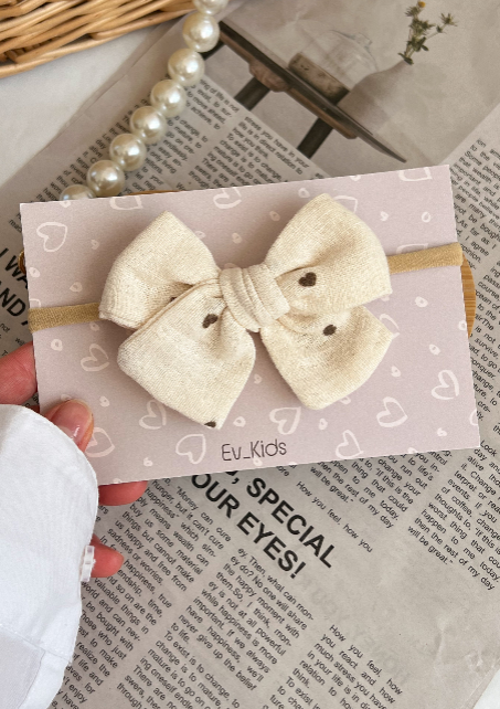 Bentiță pe elastic – Fundiță crem cu inimioare