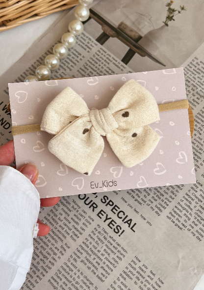 Bentiță pe elastic – Fundiță crem cu inimioare